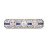 Brosche mit Saphiren und Diamantendavon 3 Altschliffdiam. zus. ca. 2,2 ct WEIß-GW (H-L) / SI - P1,