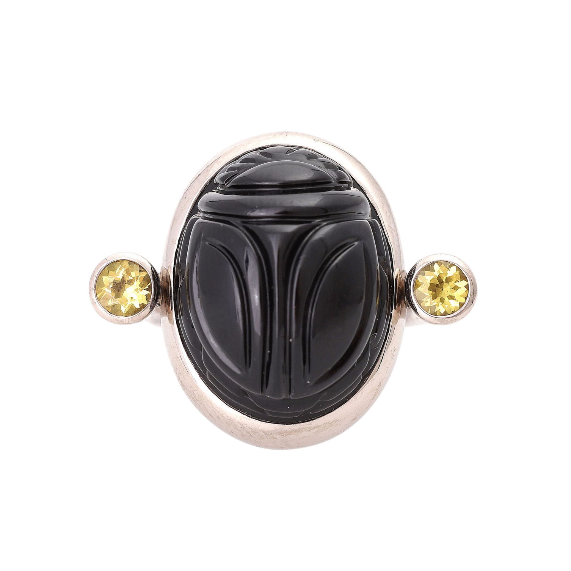 Skarabäus Ring mit gelben Saphirenvon zus. ca. 0,65 ct, Onyx von ca. 19,4 x 15,3 mm, NP: 3.500