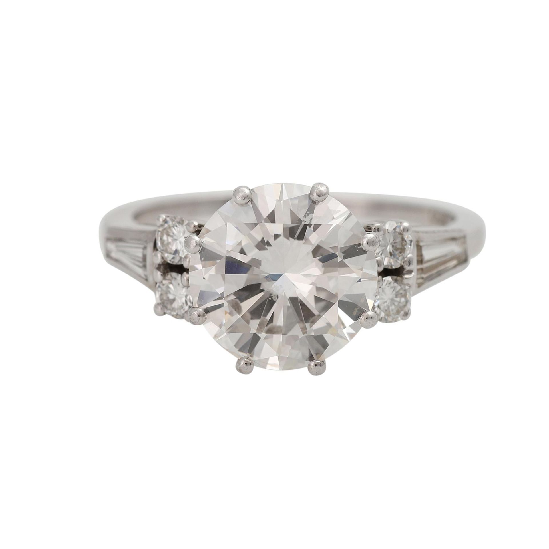 Damenring mit 1 Brillantca. 2,7 ct LGW (I-J) / VVS - VS, in den Schultern 4 Brill. u. 2