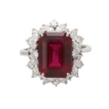 Turmalinring mit Diamantenvon zus. ca. 1,6 ct, WEISS (H) / VS-SI, feiner Rubellit von ca. 6 ct, hoch