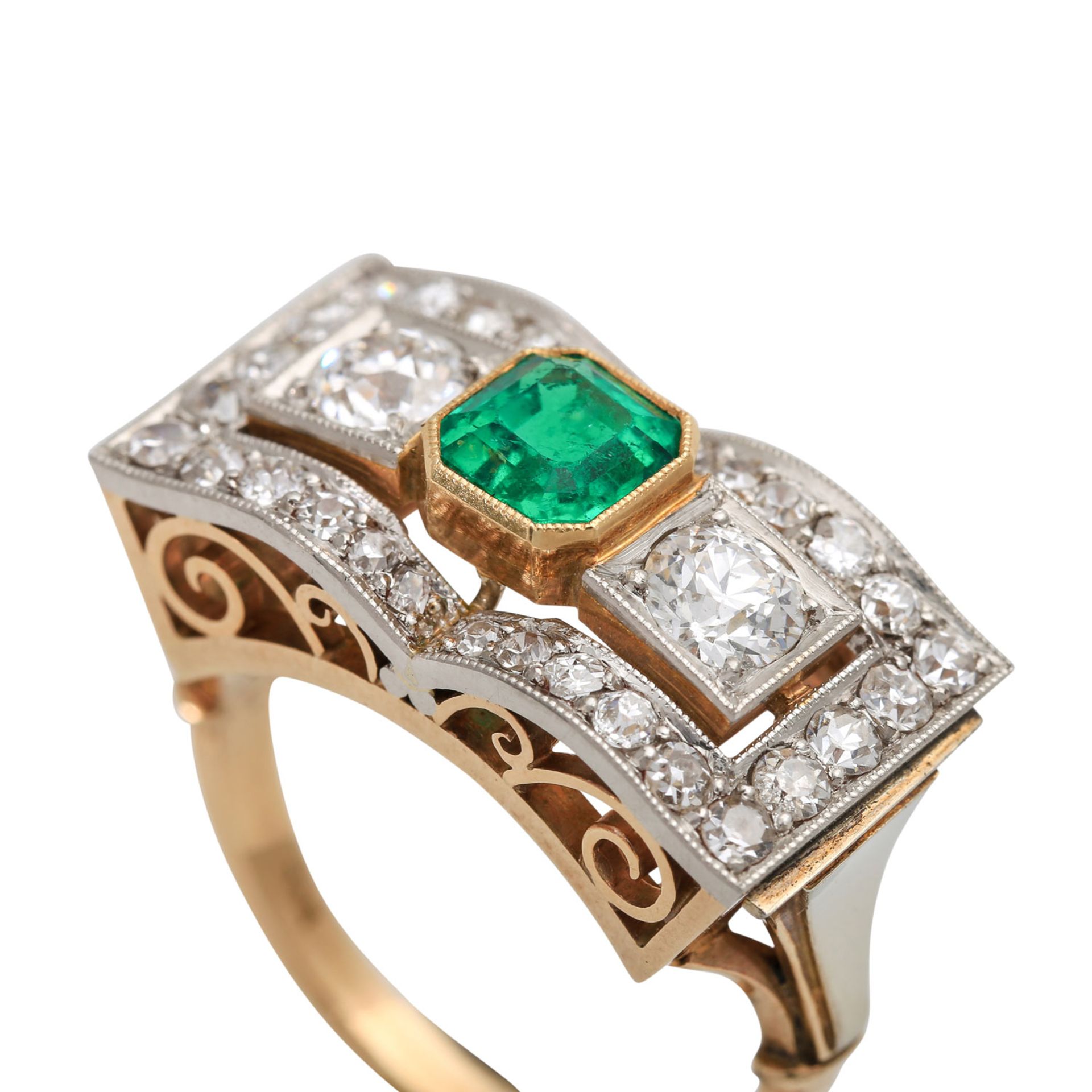 Damenring mit feinem Smaragd und 2 Diamantenvon zus. ca. 0,5 ct, WEISS (H) / SI, weitere Diamanten - Bild 5 aus 5