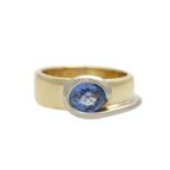 Ring mit Saphir ca. 1,5 ct,gefasst in GG/WG 14K, RW: 52, 20./21. Jh., minimale Tragespuren.Ring with