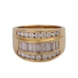 Ring mit 18 Brillanten, zus. ca. 0,9 ct und 11 Diamantbaguettes,zus. ca 0,7 ct, guter Farb- und