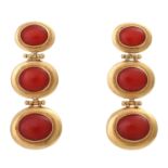 Ohrringe mit je 3 ovalen Cabochons aus Edelkoralle,GG 18K, 3-gliedrige Hänger, L. ca. 4,5 cm,