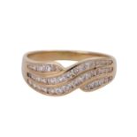 Ring mit Brillanten, zus. ca. 0,8 ct,guter Farb- und Reinheitsgrad, GG 14K, RW 58, Anordnung in 3