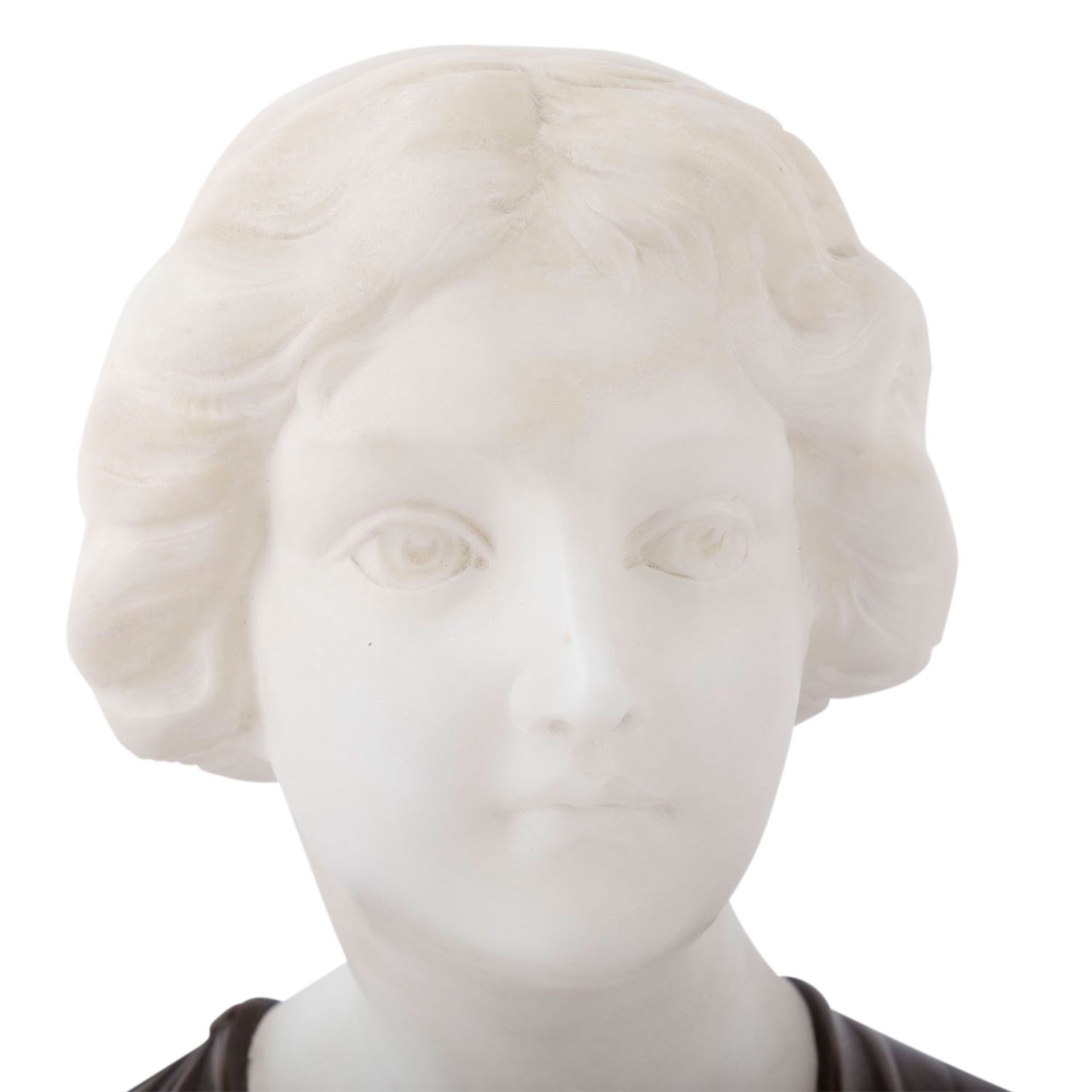 JUGENDSTIL Büste einer jungen Frau, um 1900.Alabaster und Bronze, signiert 'Latour' (?), - Bild 5 aus 7