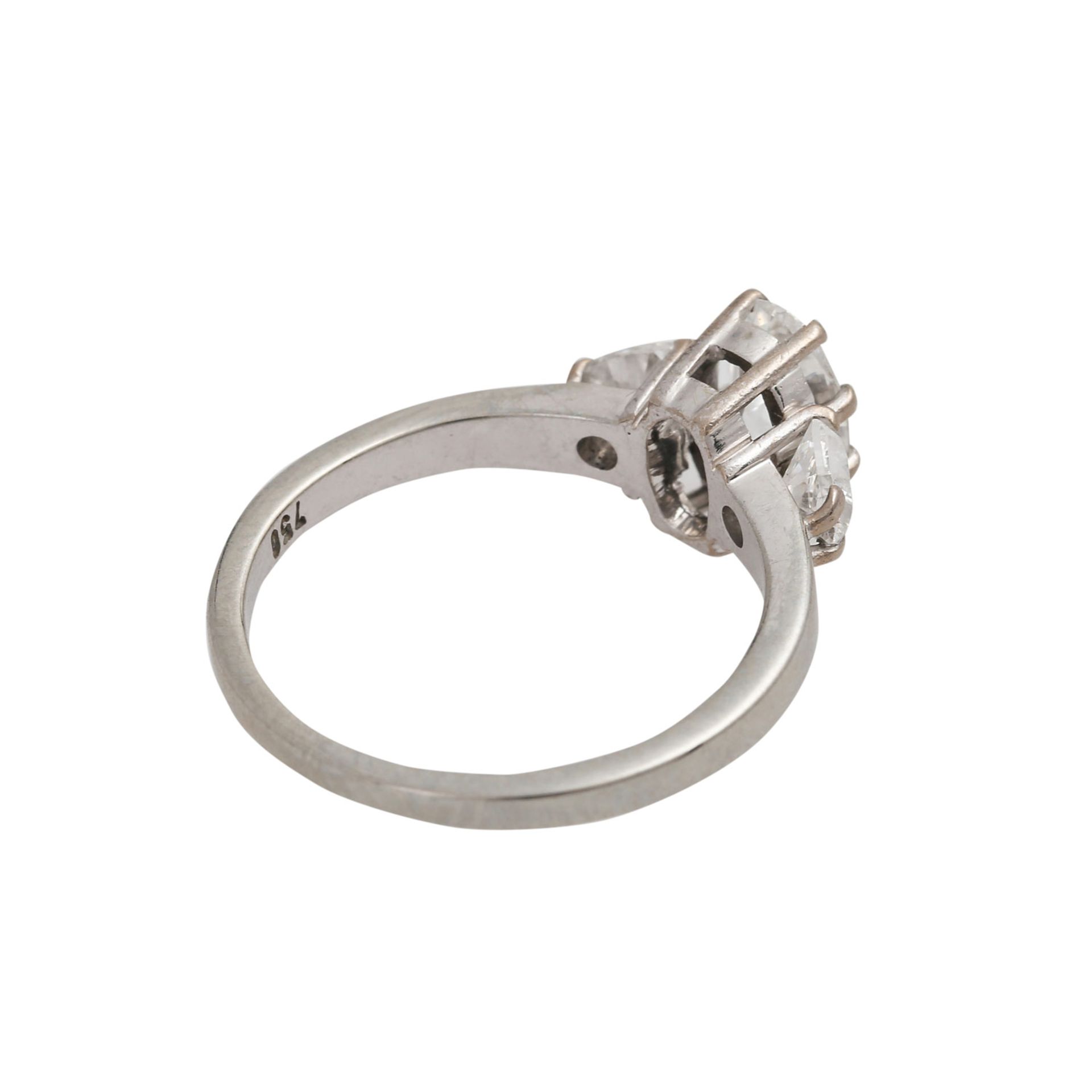 Ring mit ovalem Brillante ca. 0,65 ctund 2 Diamanten im Triangelschliff von zus. ca. 0,3 ct, alle - Bild 3 aus 4