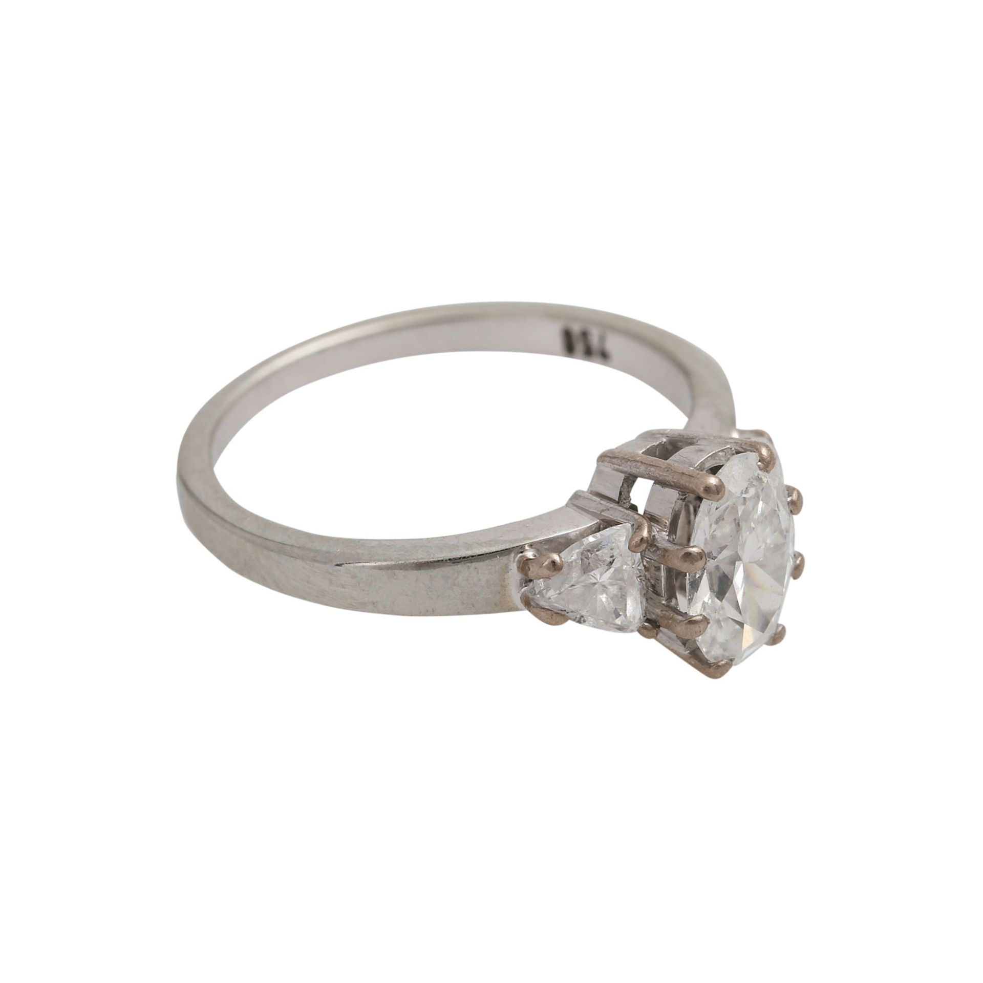 Ring mit ovalem Brillante ca. 0,65 ctund 2 Diamanten im Triangelschliff von zus. ca. 0,3 ct, alle - Bild 2 aus 4