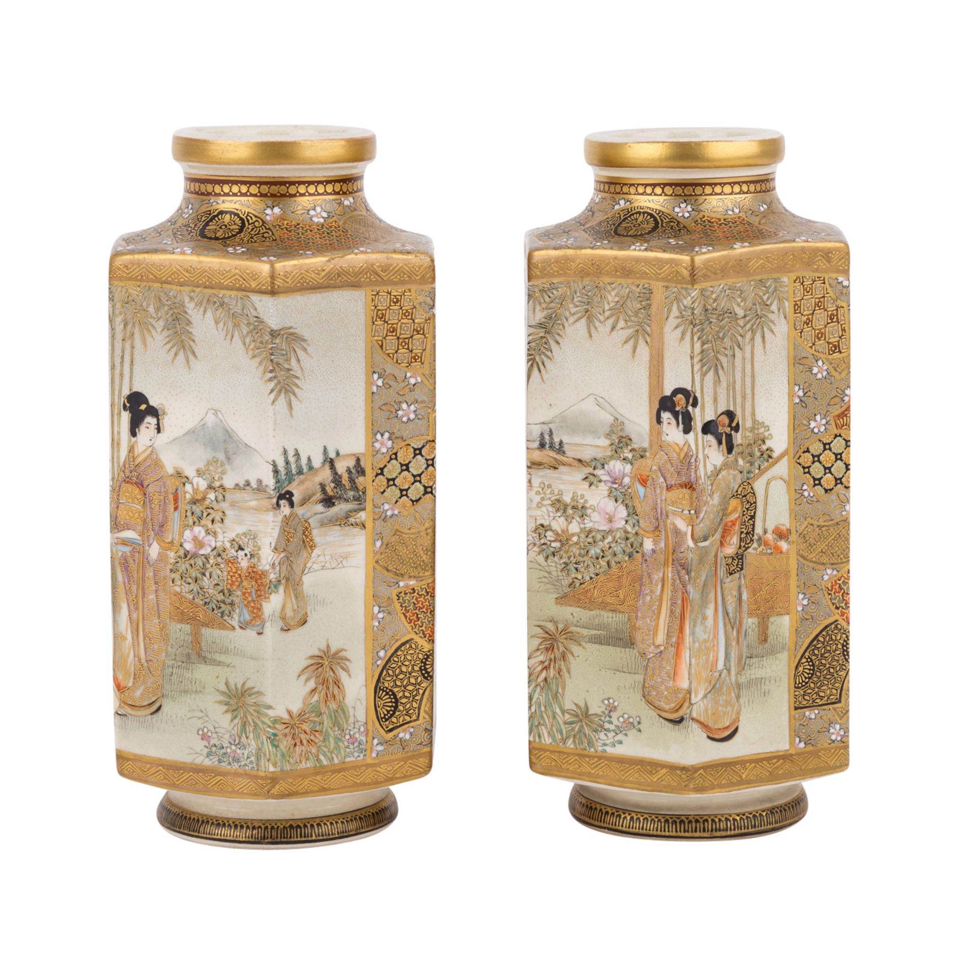 Paar Satsuma-Vasen, JAPAN, 19. Jh..Sechskantform, feine Malerei von Figuren und Landschaft in