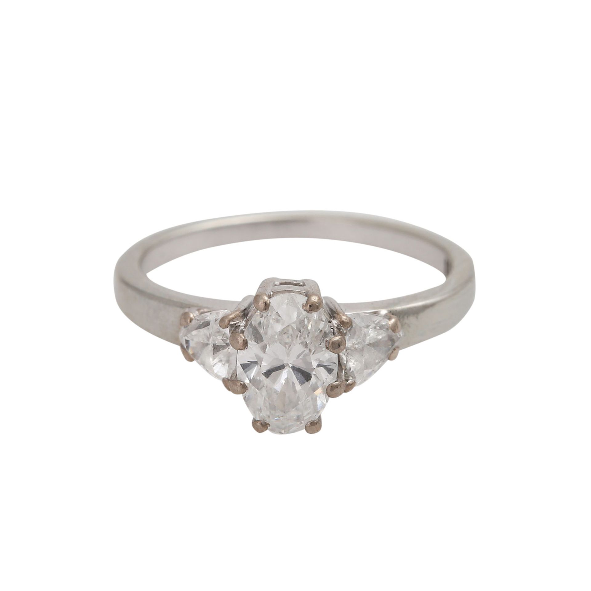 Ring mit ovalem Brillante ca. 0,65 ctund 2 Diamanten im Triangelschliff von zus. ca. 0,3 ct, alle