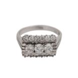 Ring mit 15 Brillanten,davon 3 mittig in Reihe, zus. ca. 0,6 ct, WEISS-LGW (H-J)/VS-SI, flankiert