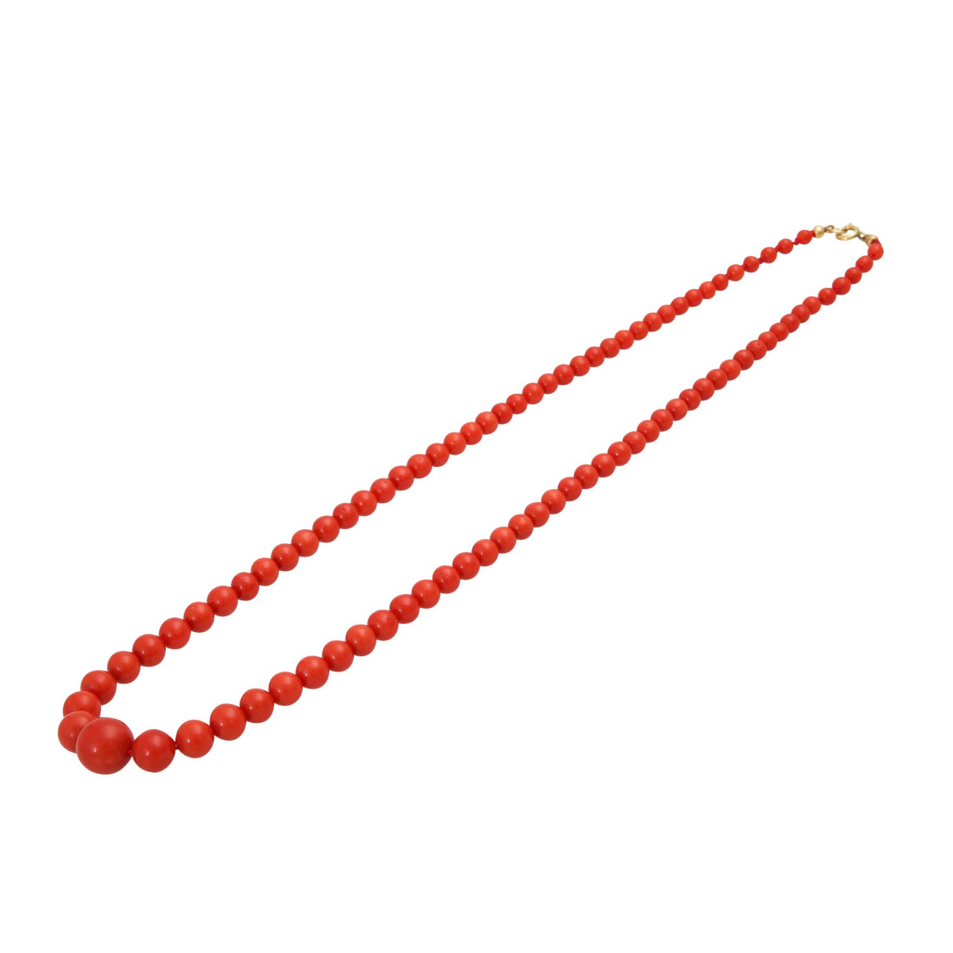 Collier aus Korallenkugelnin kräftigem Rot, im Verlauf ca. 4-10 mm, vergoldeter Federring. L: ca. 49 - Bild 3 aus 4