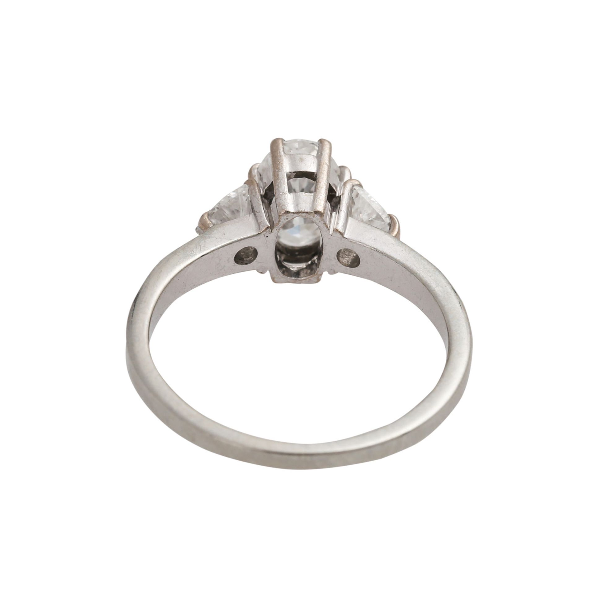 Ring mit ovalem Brillante ca. 0,65 ctund 2 Diamanten im Triangelschliff von zus. ca. 0,3 ct, alle - Bild 4 aus 4