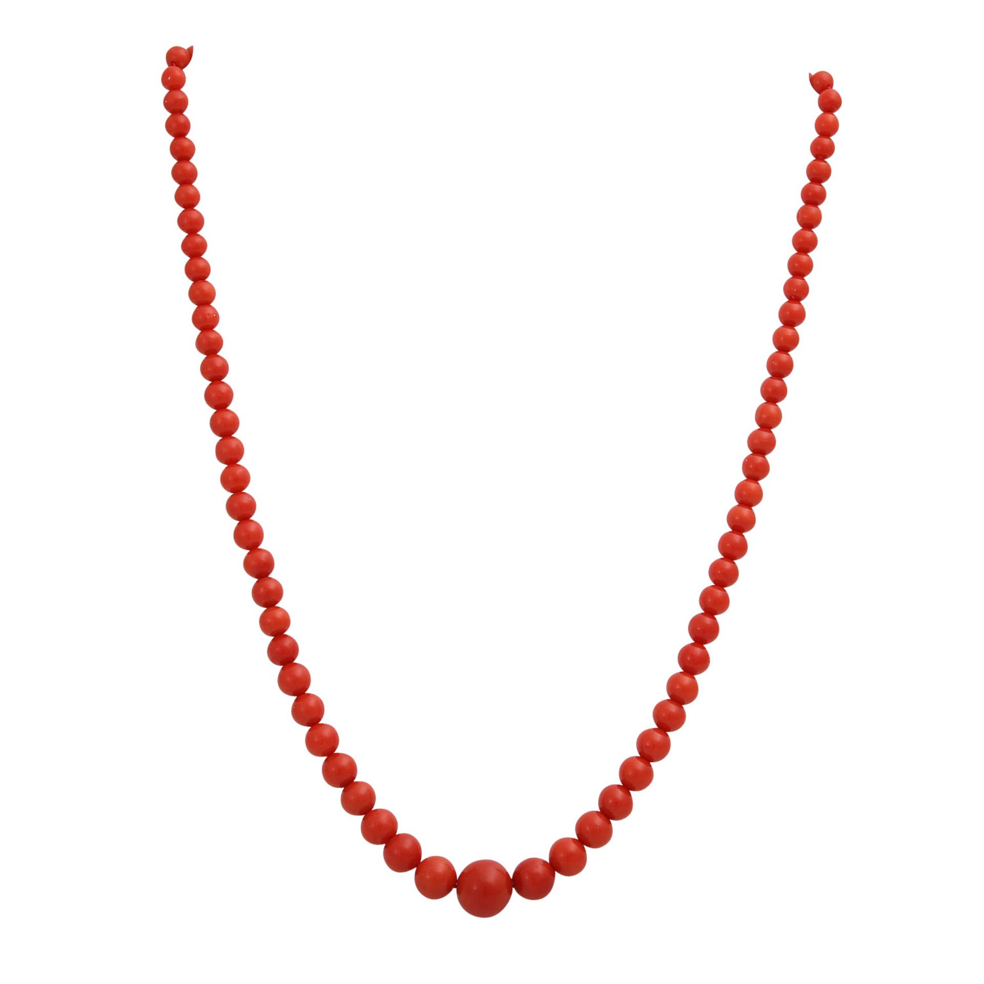 Collier aus Korallenkugelnin kräftigem Rot, im Verlauf ca. 4-10 mm, vergoldeter Federring. L: ca. 49