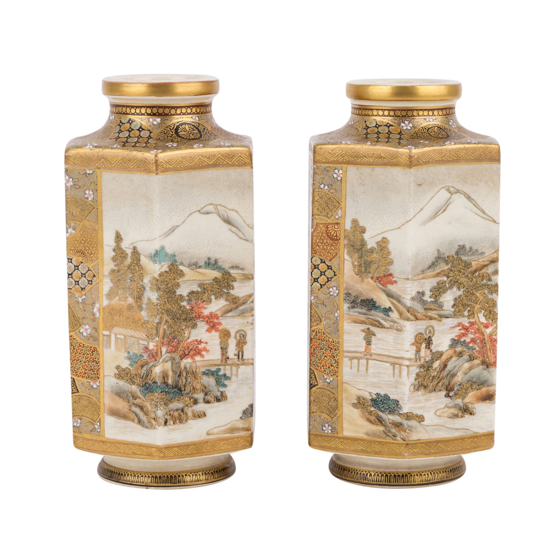 Paar Satsuma-Vasen, JAPAN, 19. Jh..Sechskantform, feine Malerei von Figuren und Landschaft in - Bild 2 aus 4