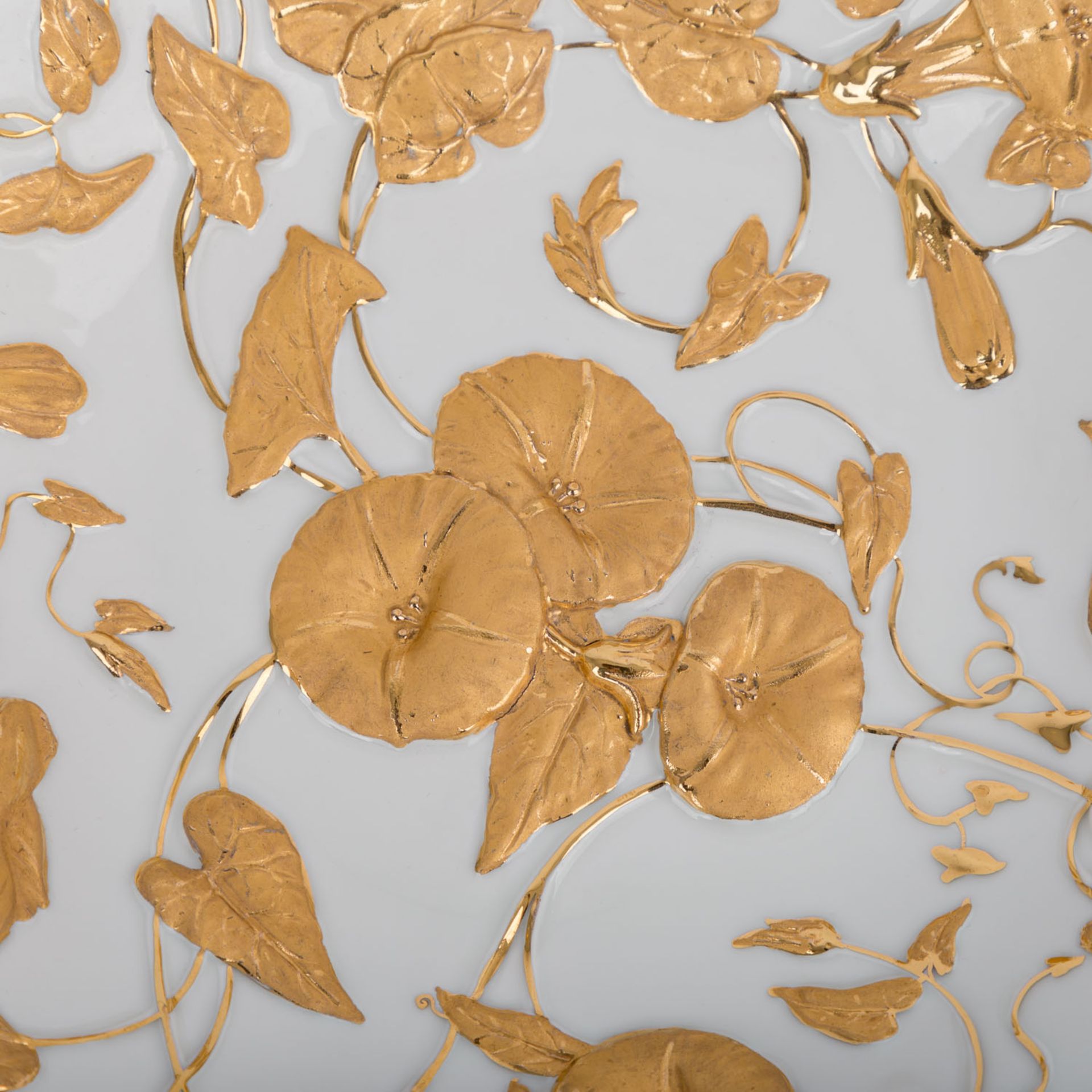 MEISSEN prunkvolle Schale, 20. Jh.Weißporzellan mit vergoldetem Blätter- und Blütenrankenrelief, - Bild 3 aus 4