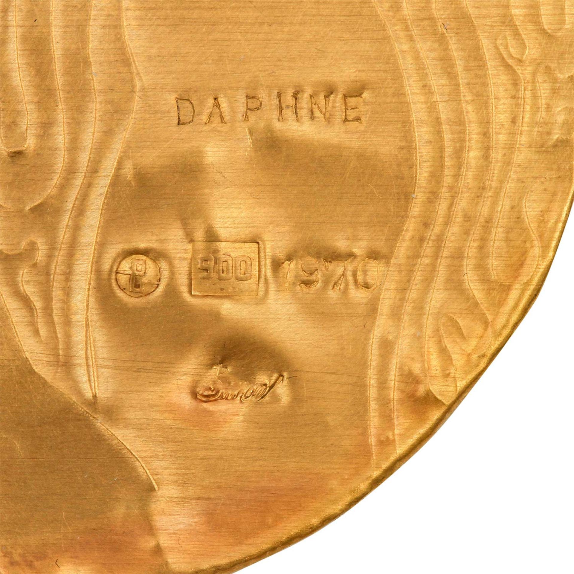 Goldminiatur "Daphne" (1970) von E. BURGEL,Gold 900, 1 Saphir, getrieben + ziseliert, auf Acryl, - Image 4 of 4