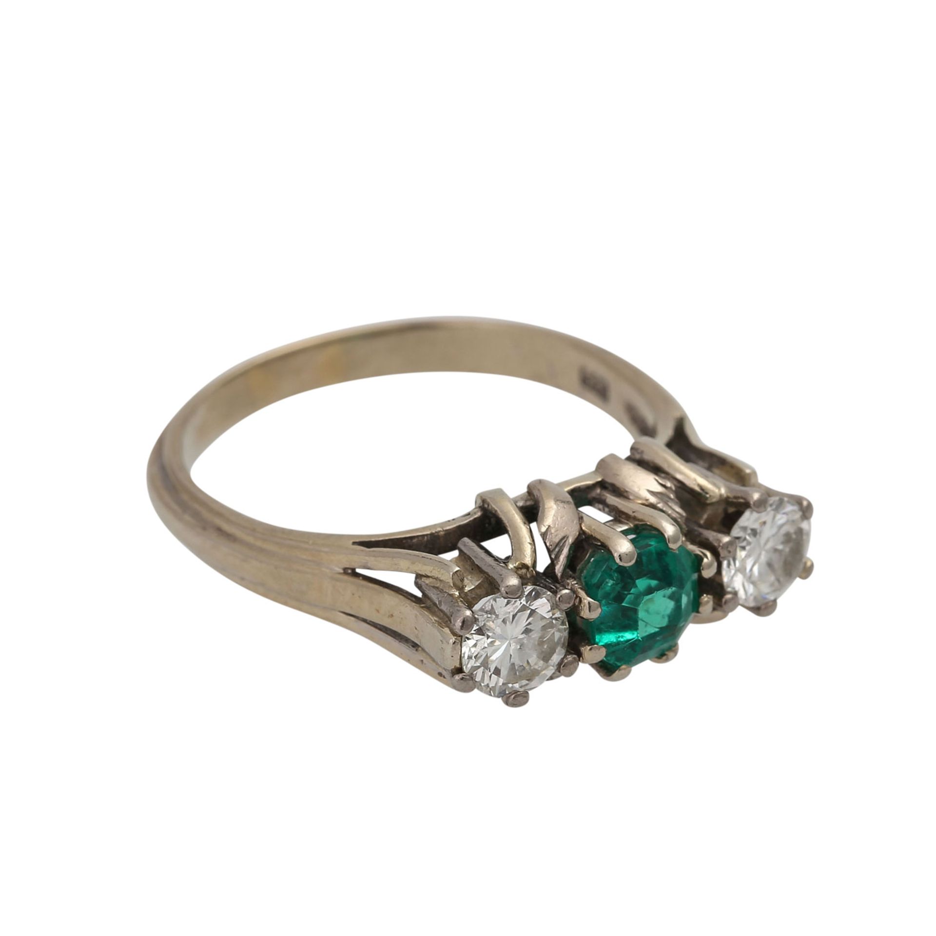 Ring mit einem Smaragd und 2 Diamanten,zus. ca. 0,6 ct, WEISS- LGW (H-J)/ SI-P1. WG 14K, RW: 58, 20. - Bild 2 aus 5