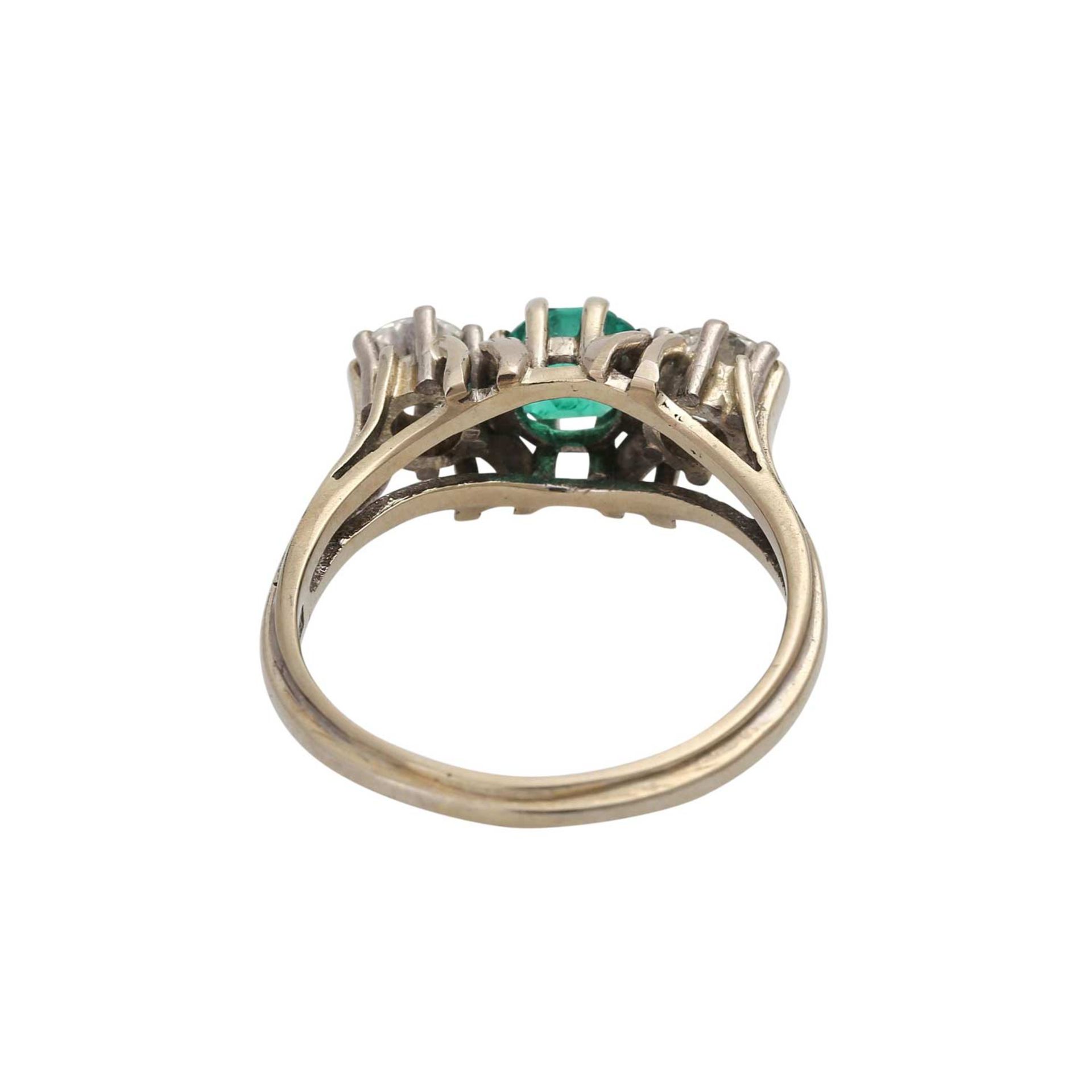 Ring mit einem Smaragd und 2 Diamanten,zus. ca. 0,6 ct, WEISS- LGW (H-J)/ SI-P1. WG 14K, RW: 58, 20. - Bild 4 aus 5