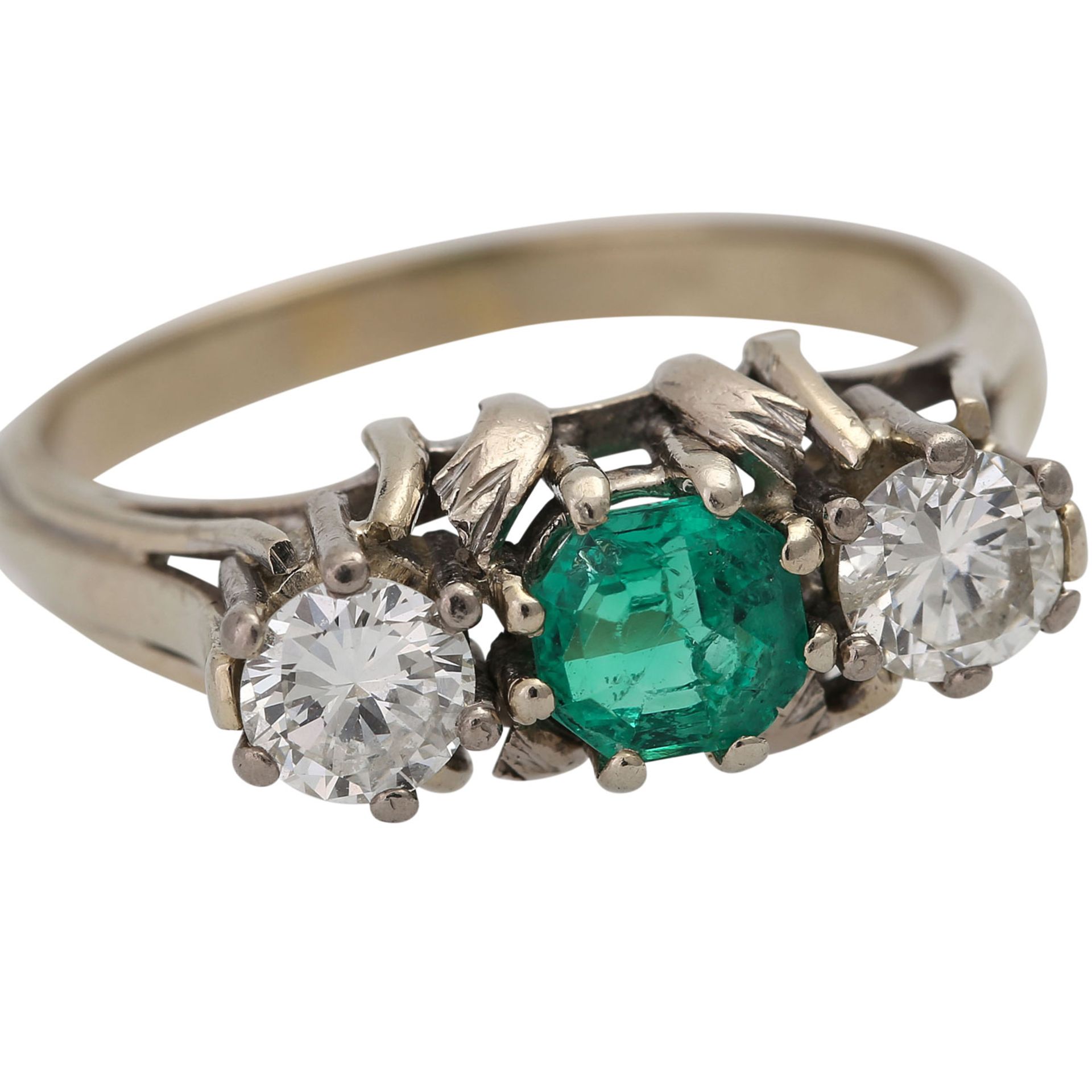 Ring mit einem Smaragd und 2 Diamanten,zus. ca. 0,6 ct, WEISS- LGW (H-J)/ SI-P1. WG 14K, RW: 58, 20. - Bild 5 aus 5