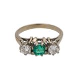 Ring mit einem Smaragd und 2 Diamanten,zus. ca. 0,6 ct, WEISS- LGW (H-J)/ SI-P1. WG 14K, RW: 58, 20.