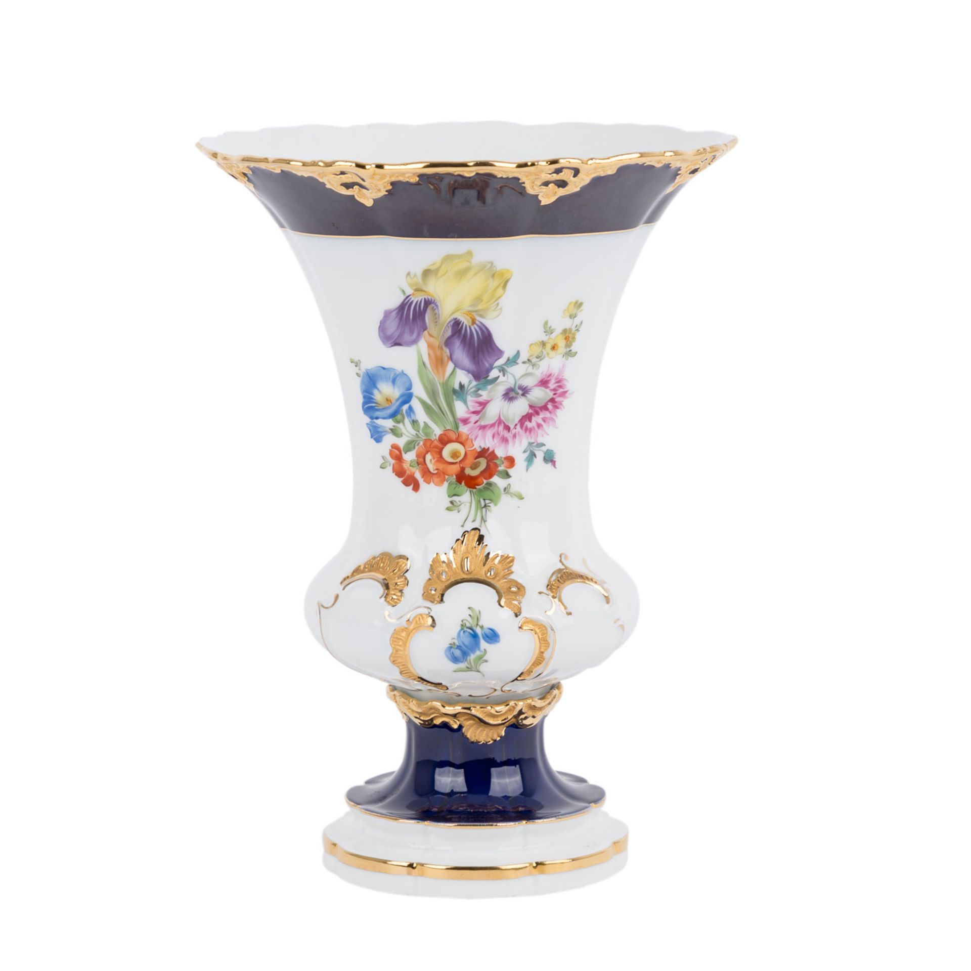 MEISSEN Prunkvase 'B-Form', 20. Jhd..Weißporzellan mit polychromer Blumenmalerei, partiell