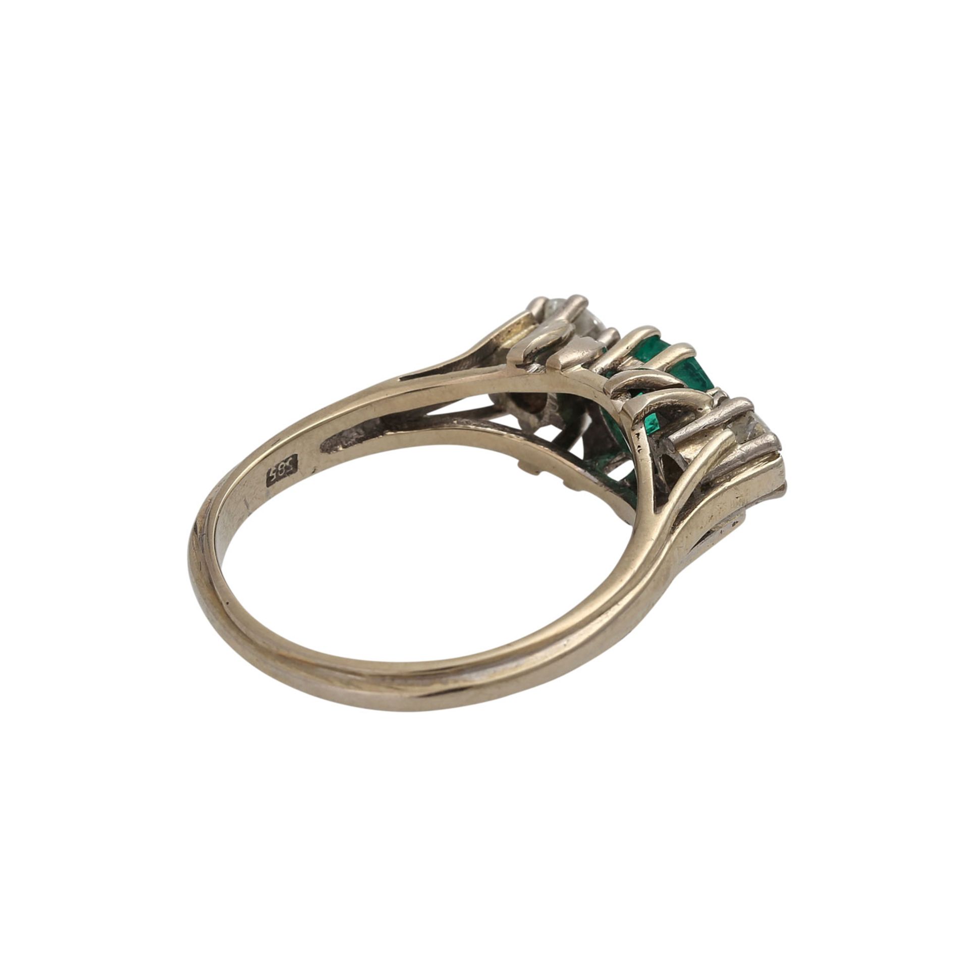 Ring mit einem Smaragd und 2 Diamanten,zus. ca. 0,6 ct, WEISS- LGW (H-J)/ SI-P1. WG 14K, RW: 58, 20. - Bild 3 aus 5