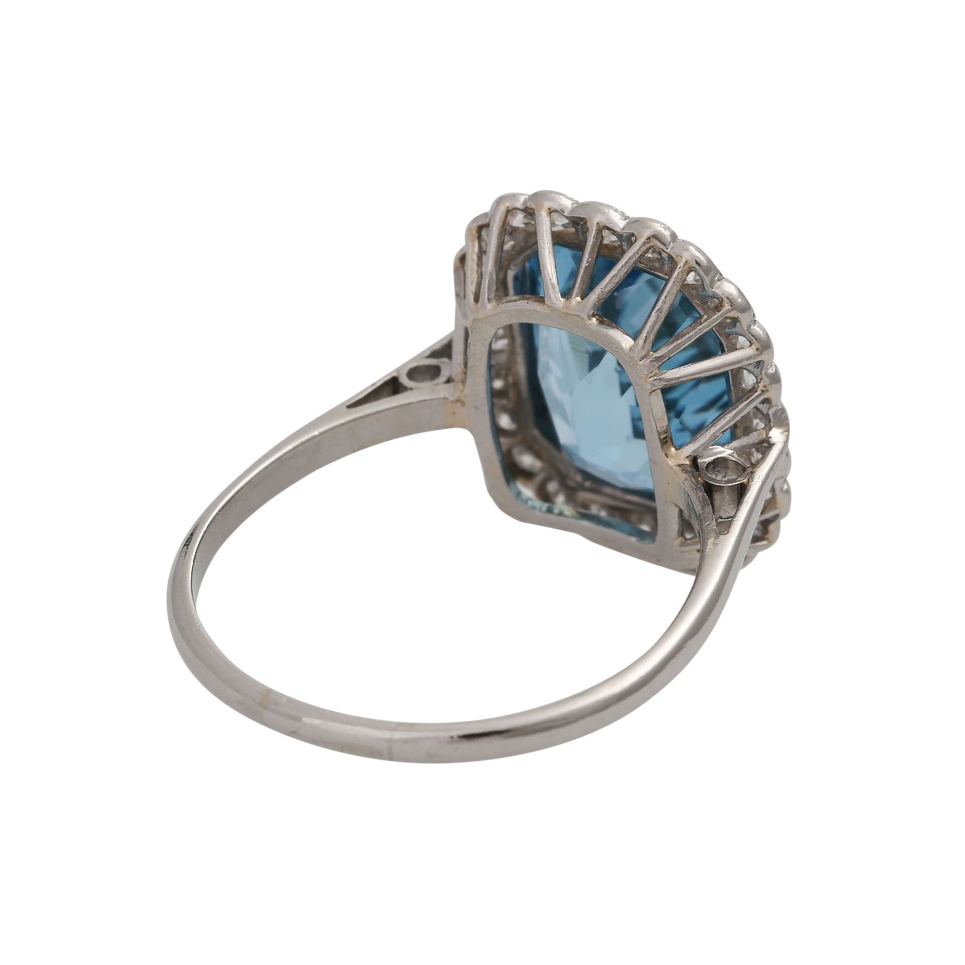 Ring mit feinem Aquamarin, ca. 5 ct, achteckig,entouriert von 24 Achtkantdiamanten, zus. ca. 0,6 ct, - Bild 3 aus 5