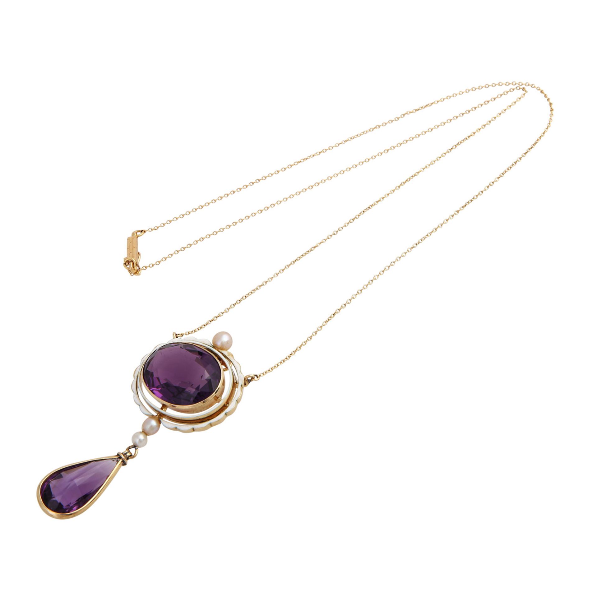 Collier mit oval fac. Amethyst, zarte Doppelumrandung weiß emailliert,mit 3 Orientperlen und abh. - Bild 3 aus 4