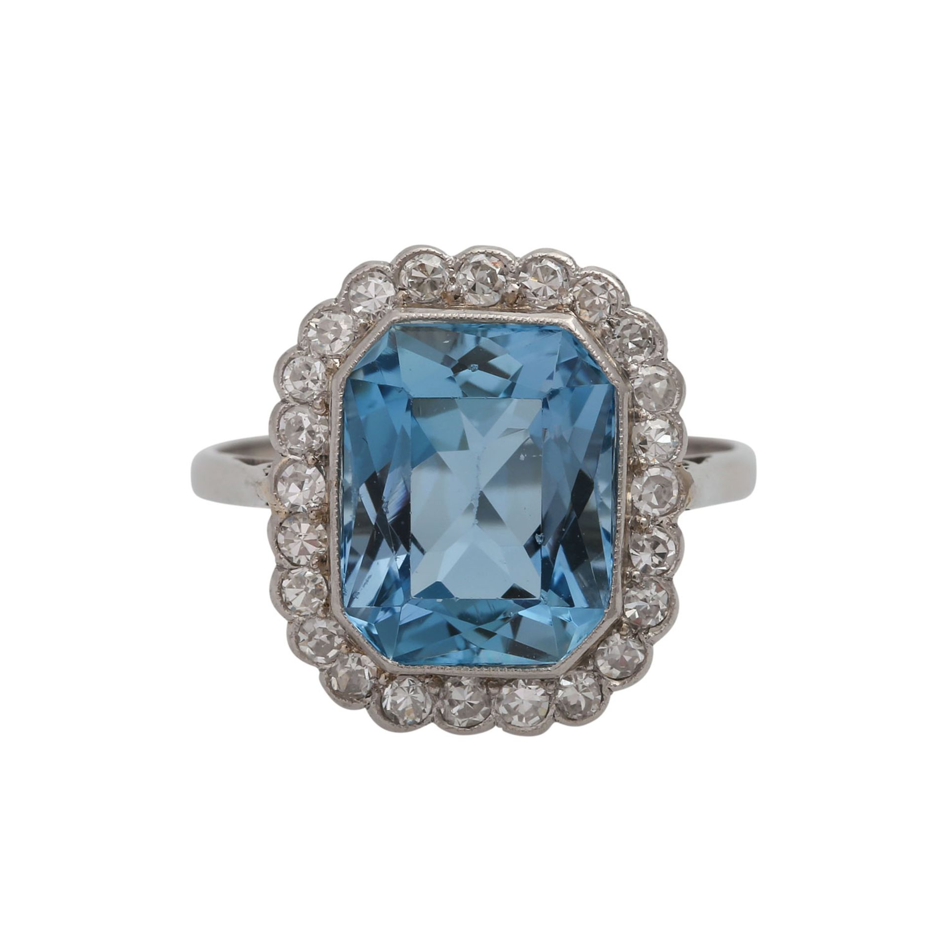 Ring mit feinem Aquamarin, ca. 5 ct, achteckig,entouriert von 24 Achtkantdiamanten, zus. ca. 0,6 ct,