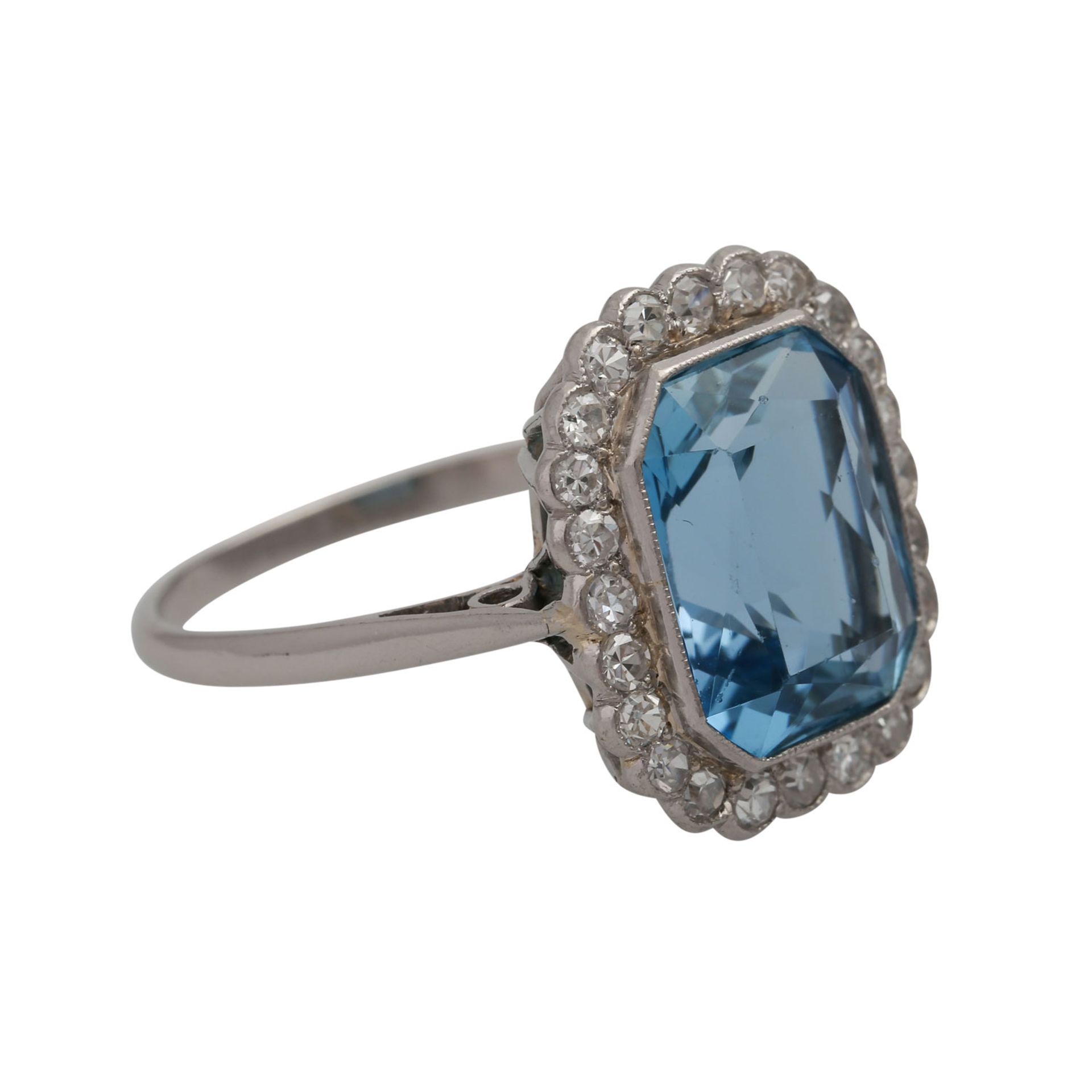 Ring mit feinem Aquamarin, ca. 5 ct, achteckig,entouriert von 24 Achtkantdiamanten, zus. ca. 0,6 ct, - Image 2 of 5