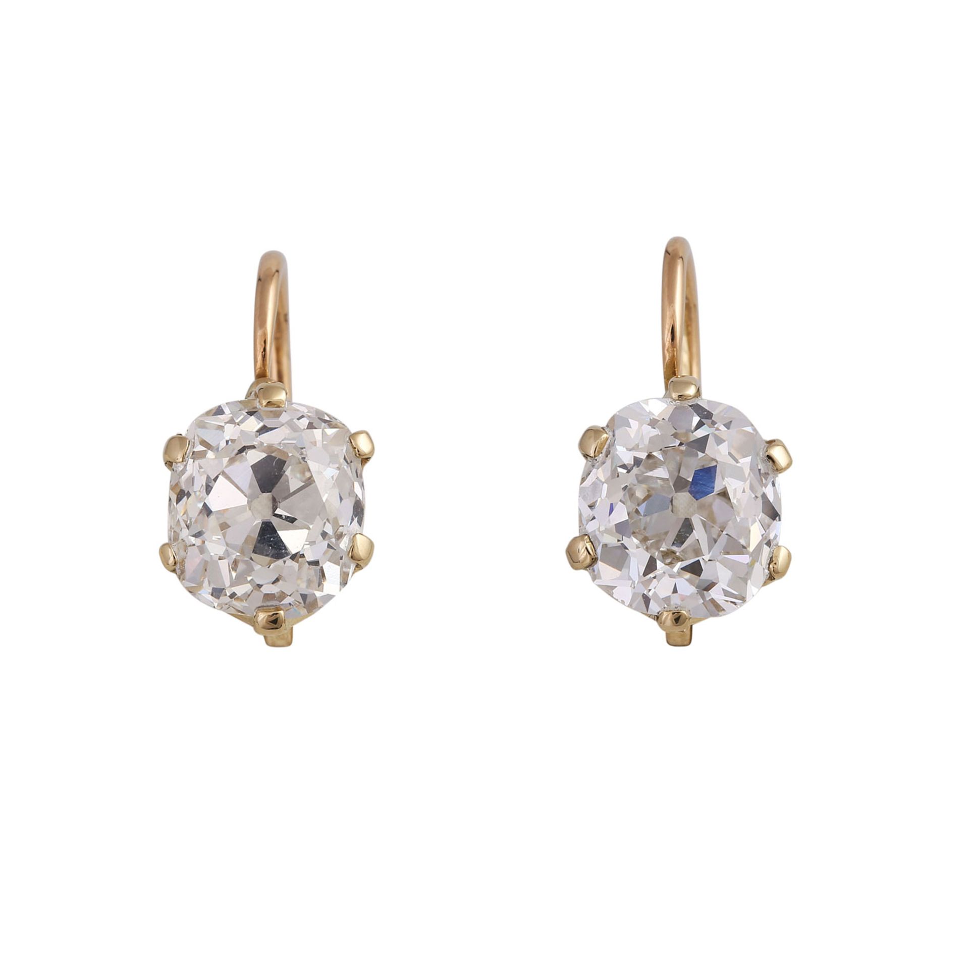 Paar Ohrringe mit Diamanten zus. ca. 6 ct,1x Altschliff-Kissen 2,94 ct, HFW (E)/VS2, Fluoreszenz: