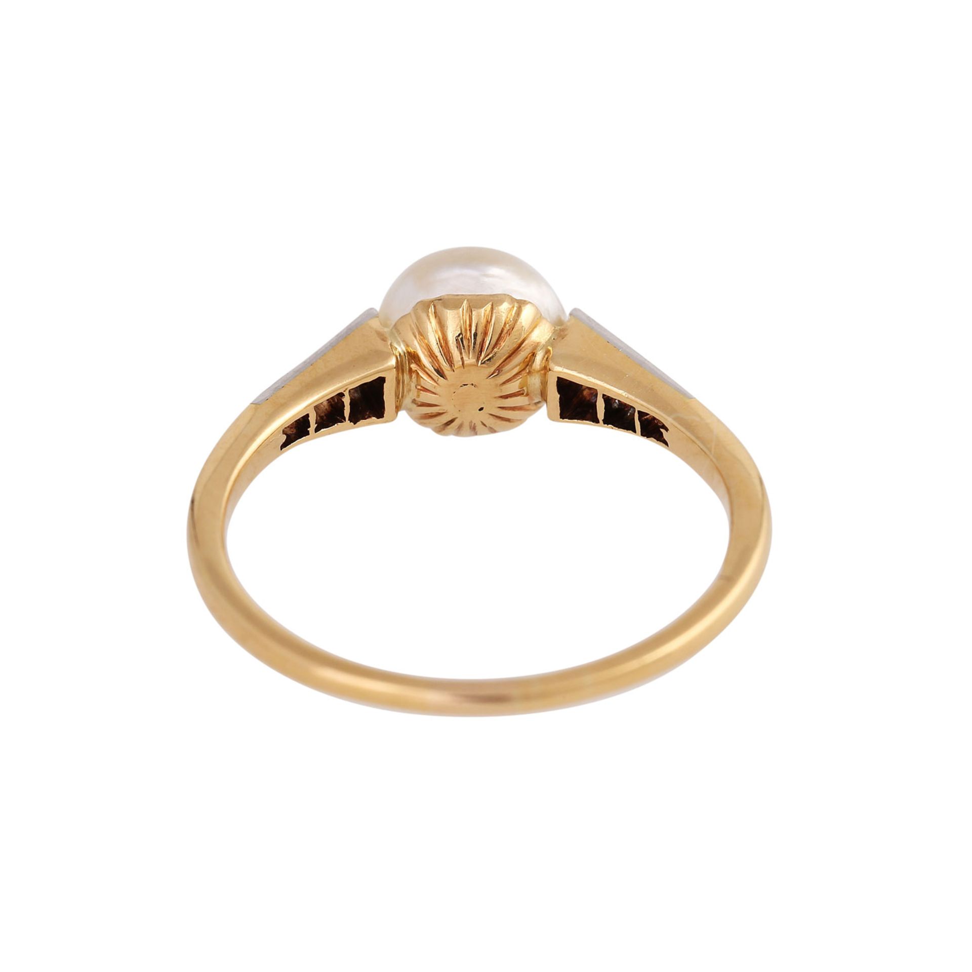Ring mit Orientperle, ca. 6 mm leicht barock mit gutem Lüster,flankiert von 6 kl. - Bild 4 aus 4