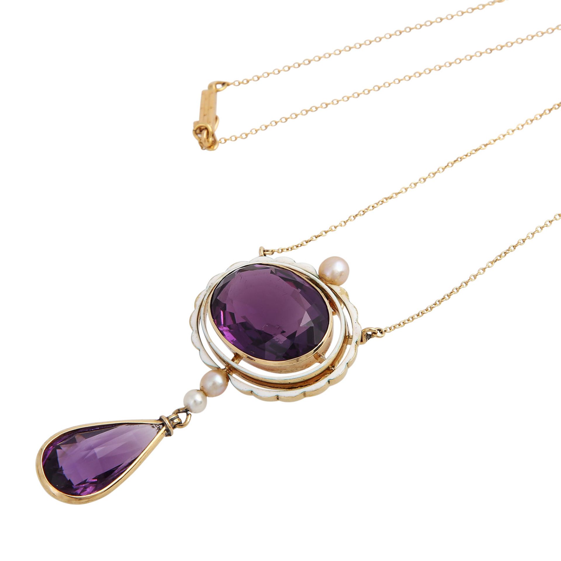 Collier mit oval fac. Amethyst, zarte Doppelumrandung weiß emailliert,mit 3 Orientperlen und abh. - Bild 4 aus 4