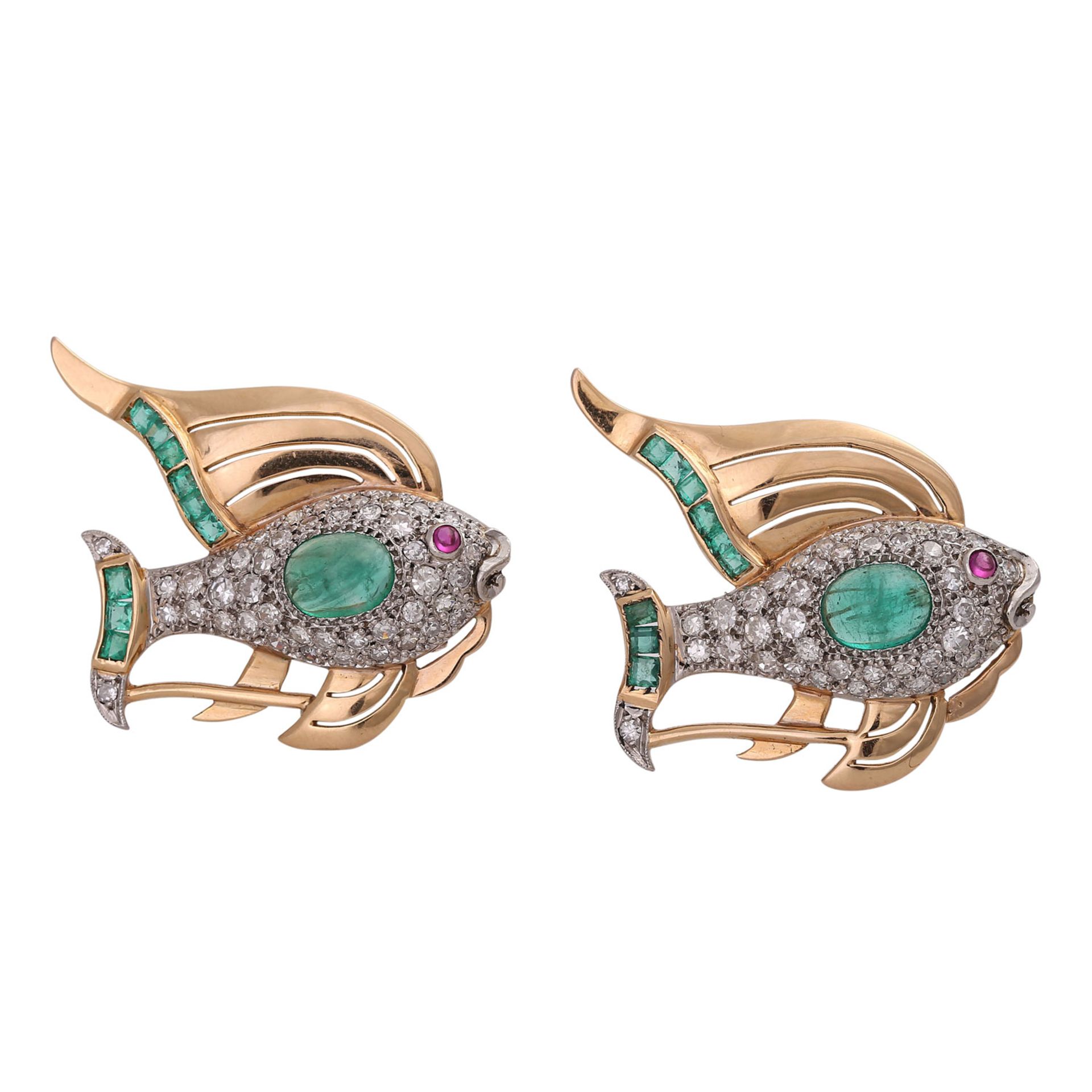 2 Kleiderclips "Fische" bes. mit je 1 Smaragdcabochon, zus. ca. 3,6 ct,1 Rubin-Auge, Smaragdcarrés