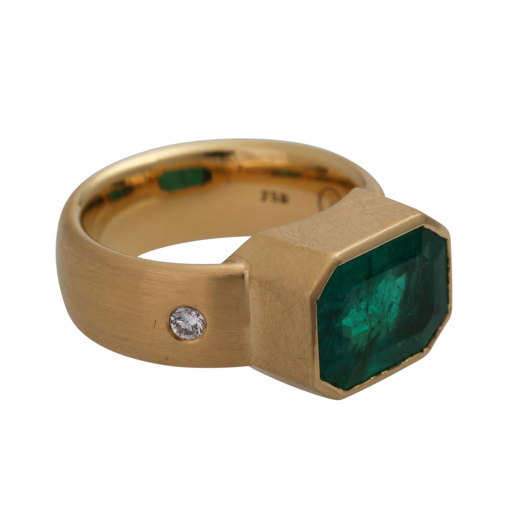 Ring mit Smaragd ca. 4,6 ct,kl. Brillant ca. 0,05 ct von guter bis sehr guter Farbe u. Reinheit. - Bild 2 aus 5