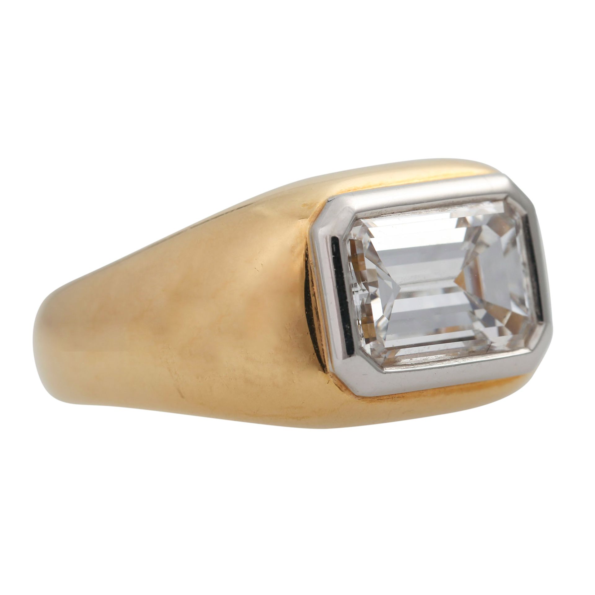 Ring mit Diamant im Smaragdschliff, ca. 2 ct, FW (G)/VVS,GG/WG 18K, RW 51, Ende 20. Jh., min. - Bild 5 aus 5