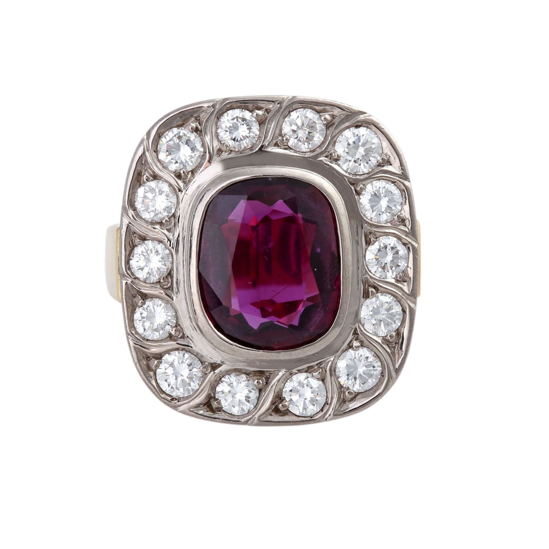 Ring mit Rubin ca. 4,5 ct und Brillantenvon zus. ca. 2 ct, WEISS (H)/VS, WG/GG 18K, RW: 60, Ringkopf