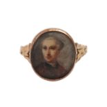 Ring mit Portrait eines Kavaliers,unter Glas, RG 14K, RW: 53, 19. Jh, Tragespuren. Ansprechende