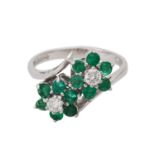 Ring aus Smaragdblüten und 2 Diamantendavon 1 Brillant- u. 1 Übergangschliff zus. ca. 0,2 ct WEIß (