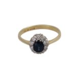 Ring mit oval fac. Saphir von ca. 0,8 ct, entouriert von 10 Brillanten,zus. ca. 0,3 ct (punz.),