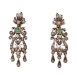 Paar Ohrhänger (Clips) im Stil des Rokoko,2 Smaragde und 48 Diamantrosen zus. ca. 0,8 ct, Steine mit