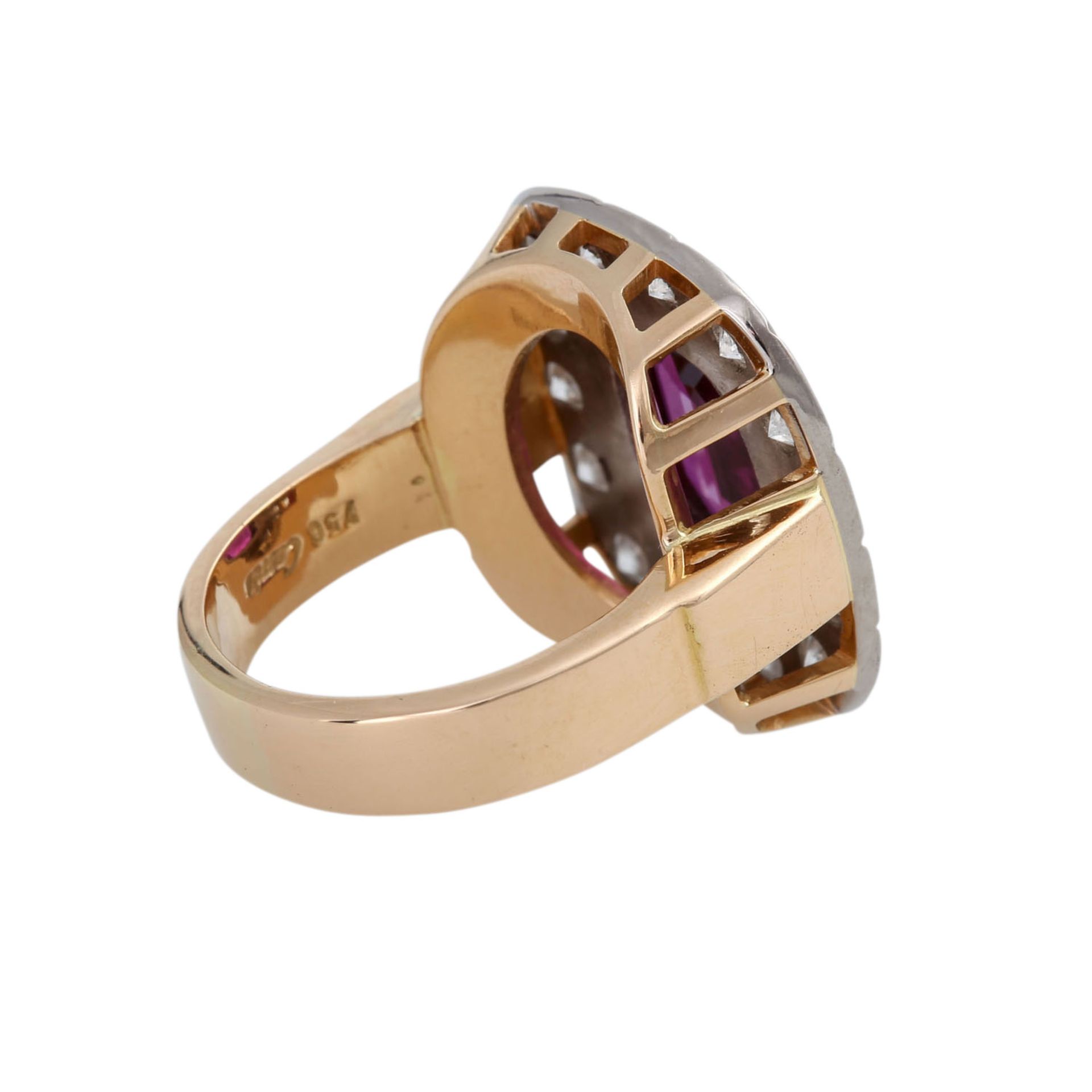Ring mit Rubin ca. 4,5 ct und Brillantenvon zus. ca. 2 ct, WEISS (H)/VS, WG/GG 18K, RW: 60, Ringkopf - Bild 3 aus 5