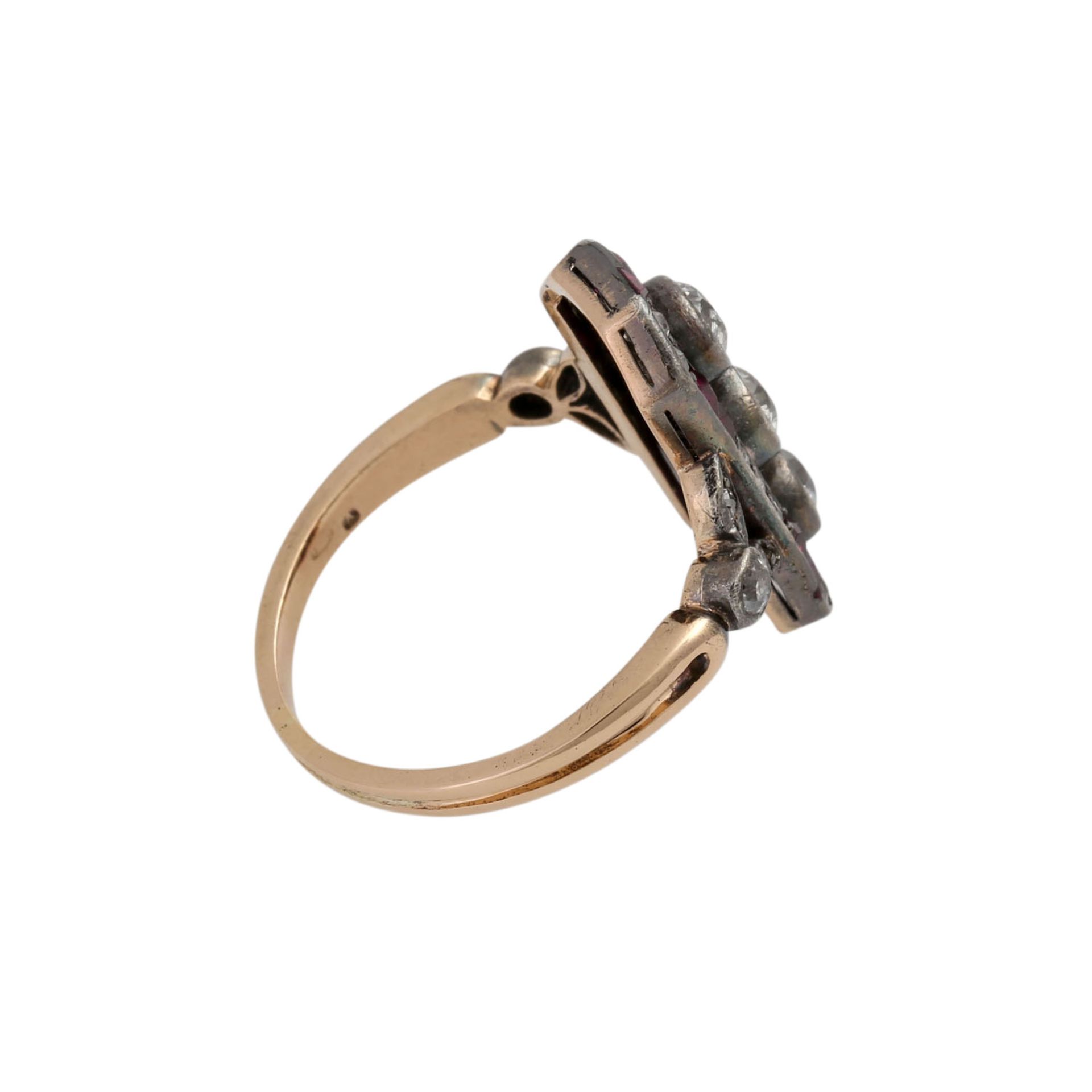 Ring mit Diamanten zus. ca. 1,3 ctLGW-GW (J-L)/SI, im Alt- u. Rosenschliff sowie synthetischen - Bild 3 aus 4