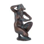 NÜBOLD, HANS (1942) 'Amerikanerin in der Pose der Venus', 1982.Bronze, hockender Frauenakt mit einem