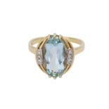 Ring mit Aquamarinca. 14x8 mm u. 6 kl. Brill, GG 14K. RW: ca. 57. 20./21. Jh. Minim. Tragespuren.