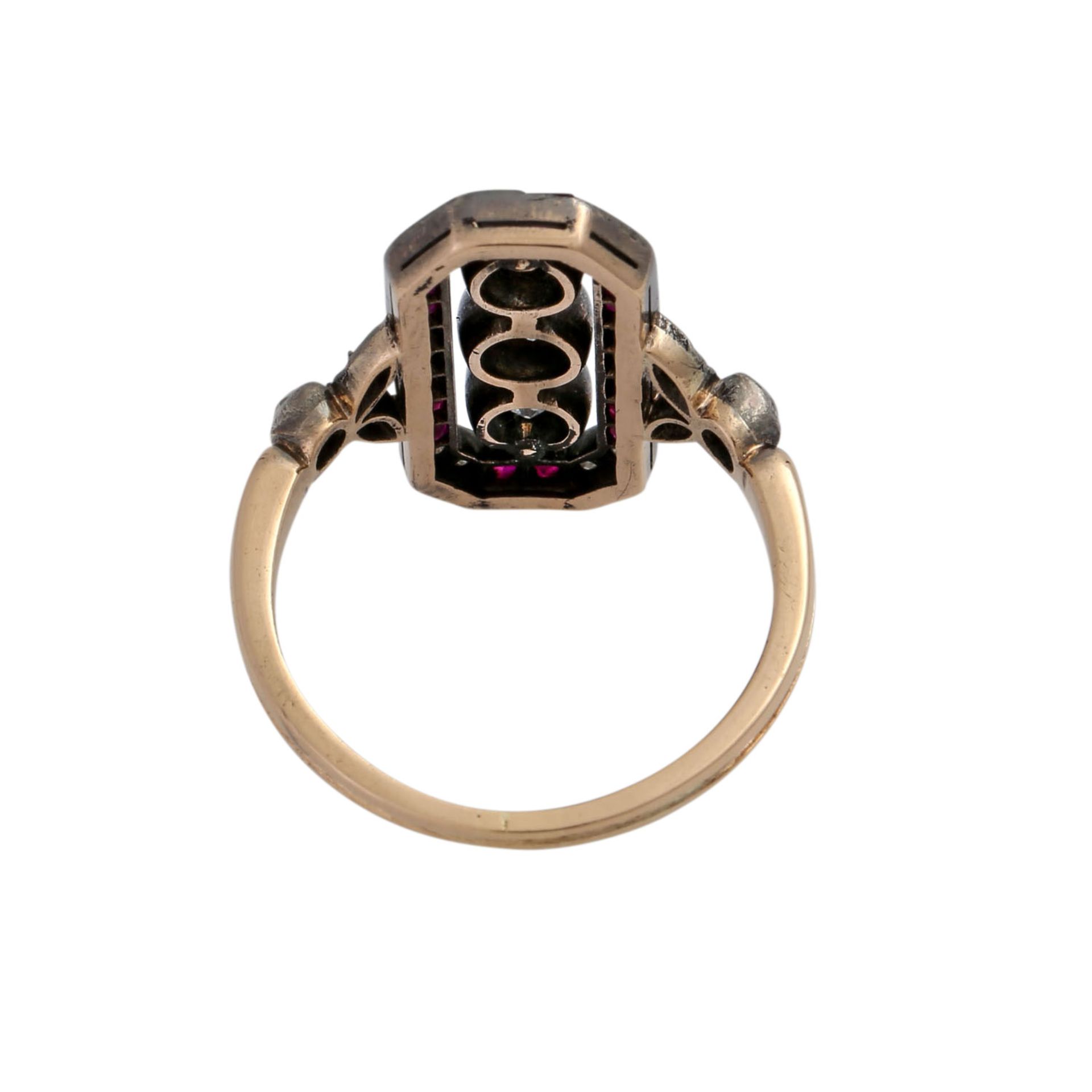Ring mit Diamanten zus. ca. 1,3 ctLGW-GW (J-L)/SI, im Alt- u. Rosenschliff sowie synthetischen - Bild 4 aus 4