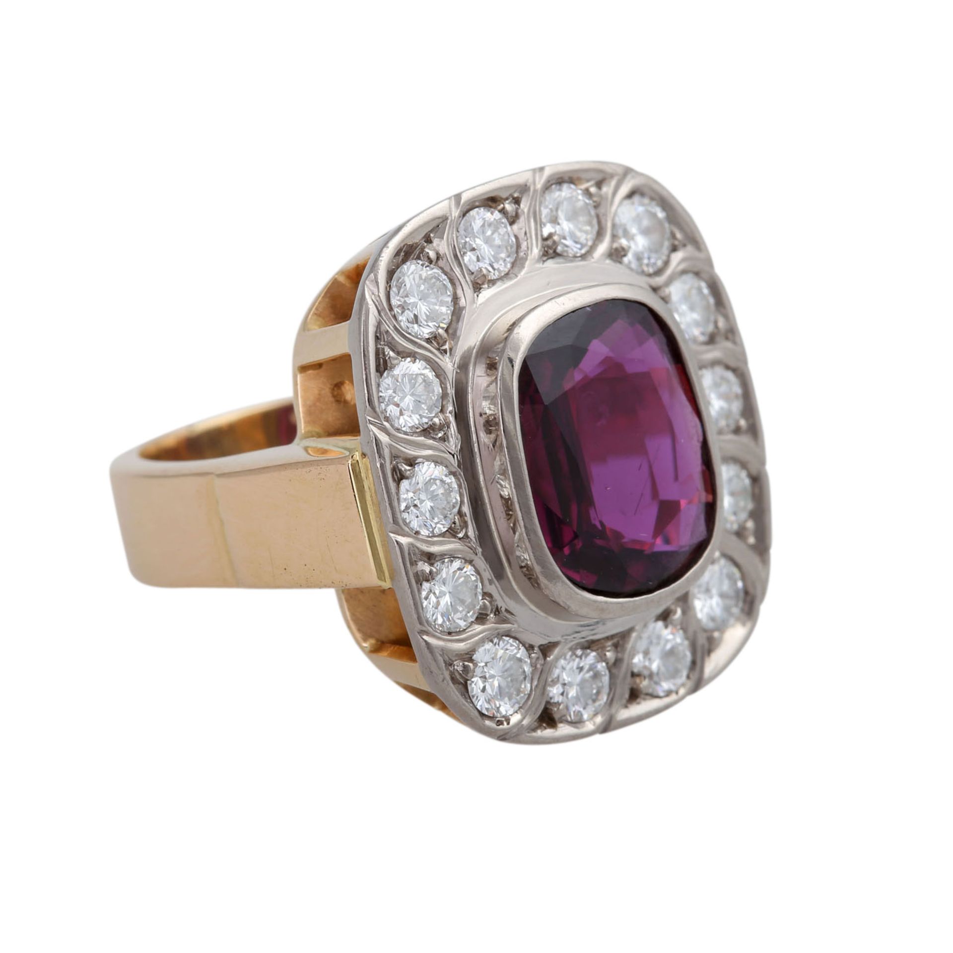 Ring mit Rubin ca. 4,5 ct und Brillantenvon zus. ca. 2 ct, WEISS (H)/VS, WG/GG 18K, RW: 60, Ringkopf - Bild 2 aus 5