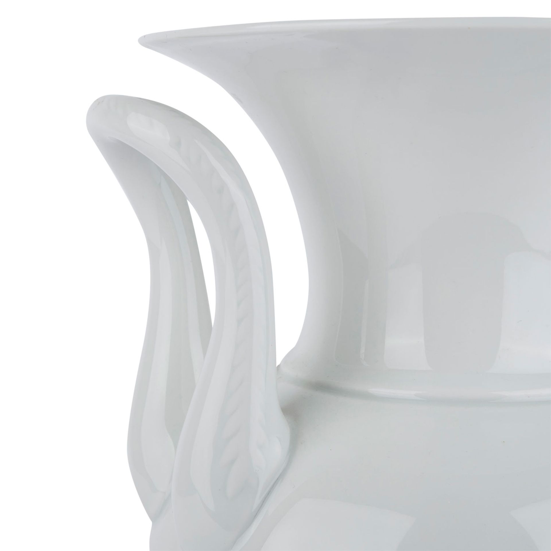LUDWIGSBURG Amphorenvase, 2. Wahl, 20. Jh..Weißporzellan, Vase mit hochgezogenen Handhaben, auf - Bild 5 aus 6