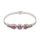 Armband mit 3 Rubinen zus. ca. 0,8 ct und Brillantenzus. ca. 0,9 ct (grav.), gute Farbe u. Reinheit,